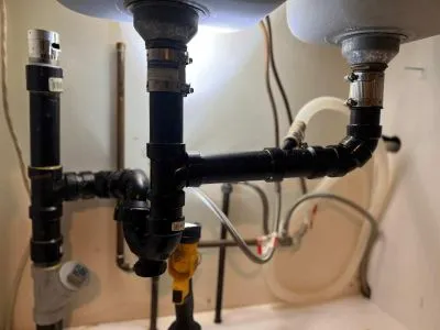 Évier de cuisine en acier inoxydable propre avec de l'eau qui coule librement