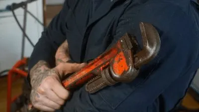 Technicien AAA Complete Drainage au travail