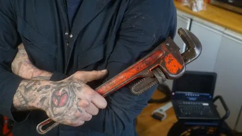 Technicien inspectant un système de puisard et pompe