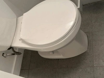 Toilette moderne installée dans une salle de bain