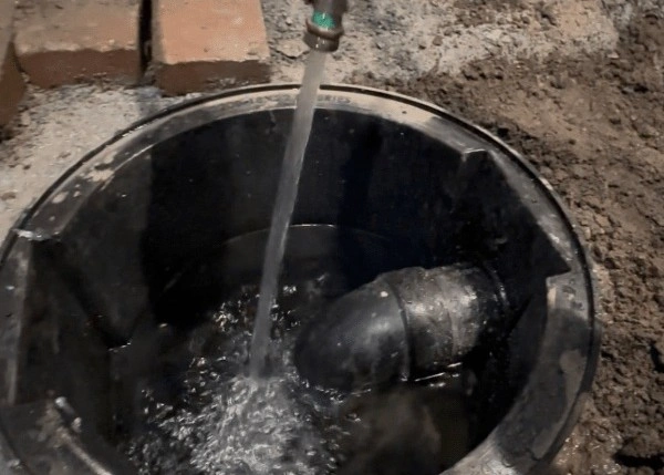 Système de puisard pluvial installé dans un terrain pour collecter les eaux de tempête