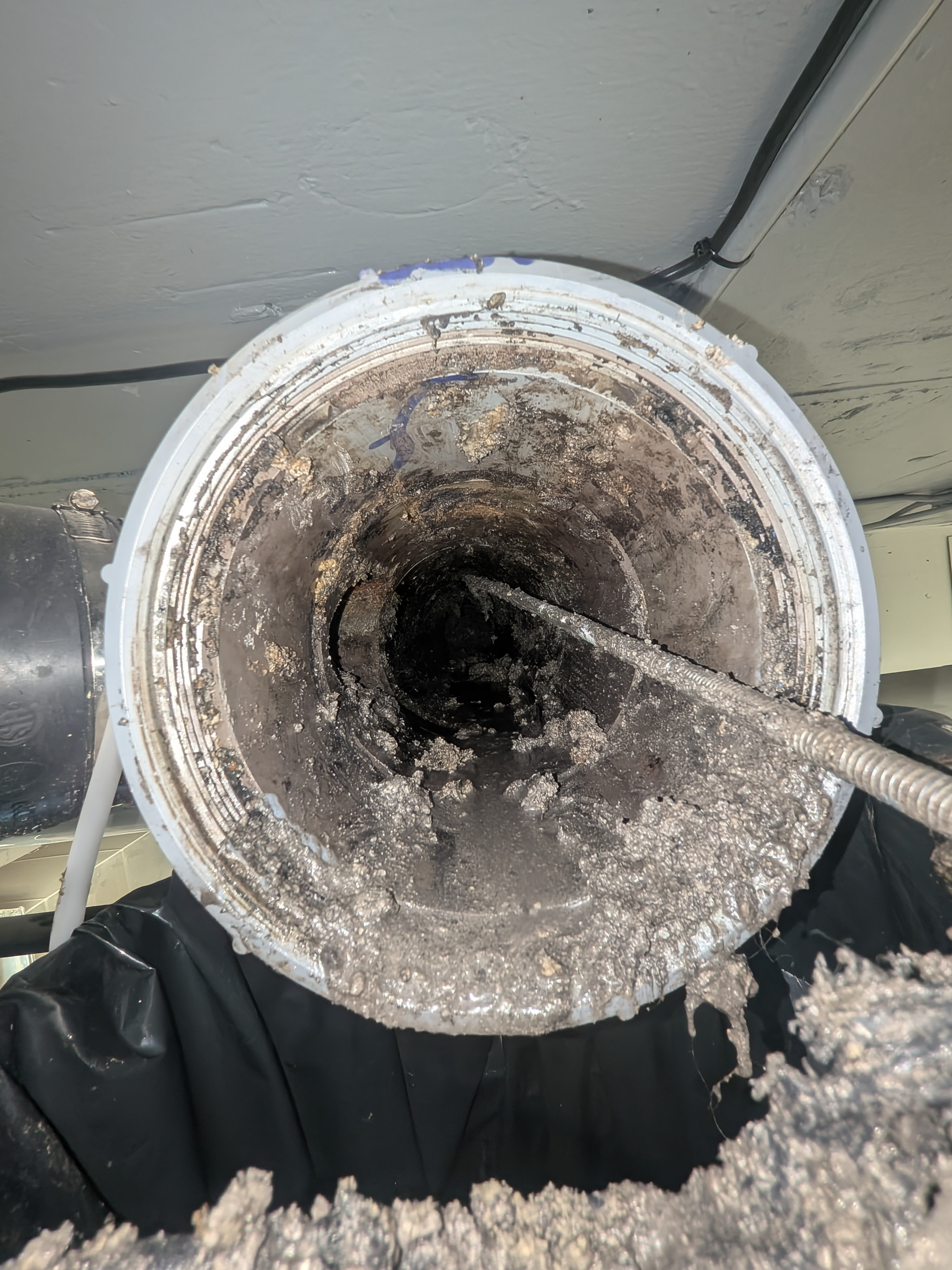 Ouverture qui se forme dans la graisse et les débris pendant le débouchage du drain de 8 pouces à Jeanne-Mance