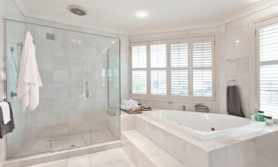 Douche moderne avec drain propre et eau s'écoulant librement, démontrant un système de drainage efficace